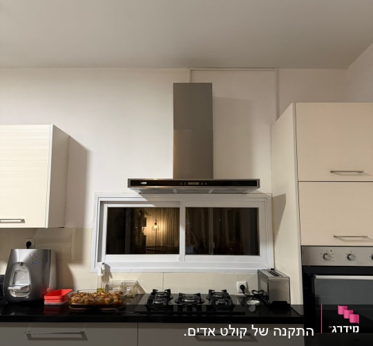 מטבח עם כיריים, תנור ומכשירי חשמל